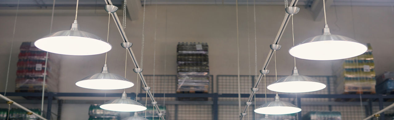 امرأة تعمل على الكمبيوتر المحمول