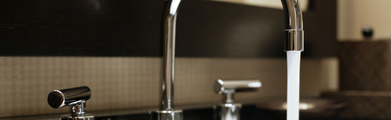 امرأة تعمل على الكمبيوتر المحمول