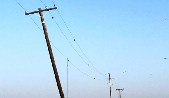 Isang poste ng kuryente na nakatagilid ng higit sa 10 degrees.