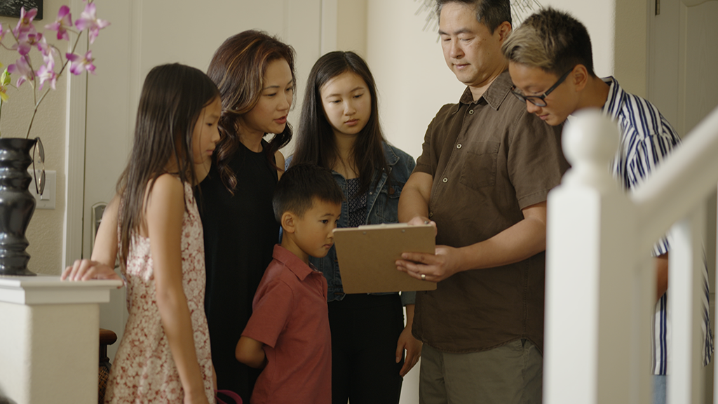 Image of a family making an emergency plan on their tablet