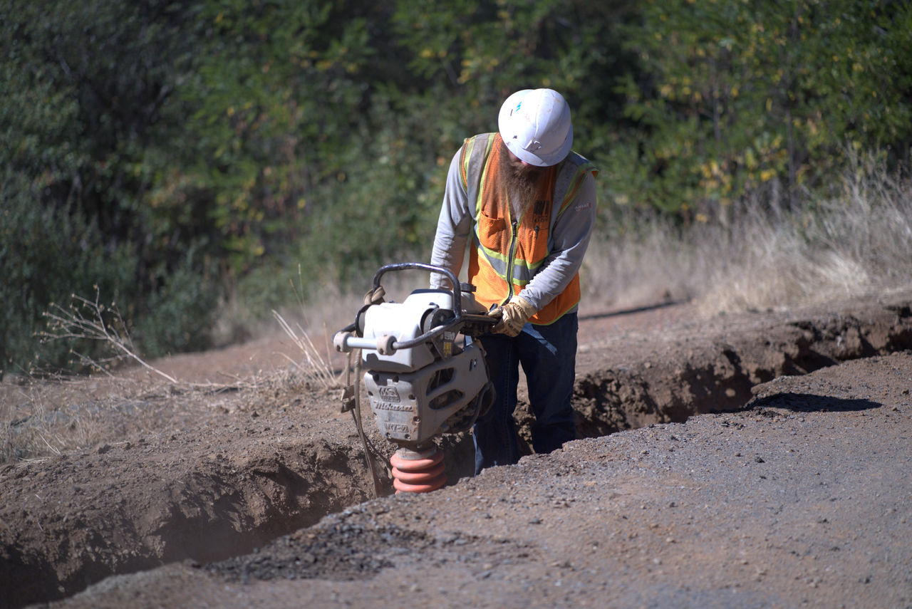 PG&E cov neeg ua haujlwm ua haujlwm hauv trench