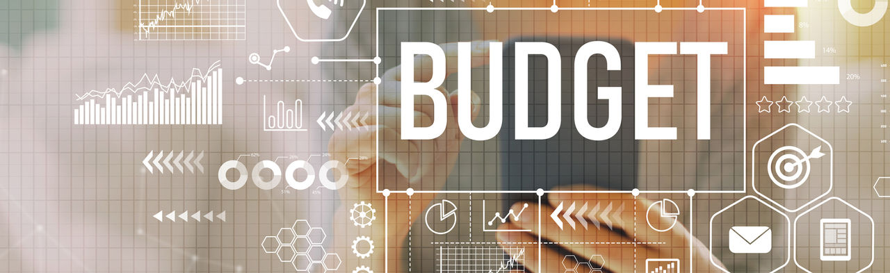 ノートパソコンで仕事をしている女性