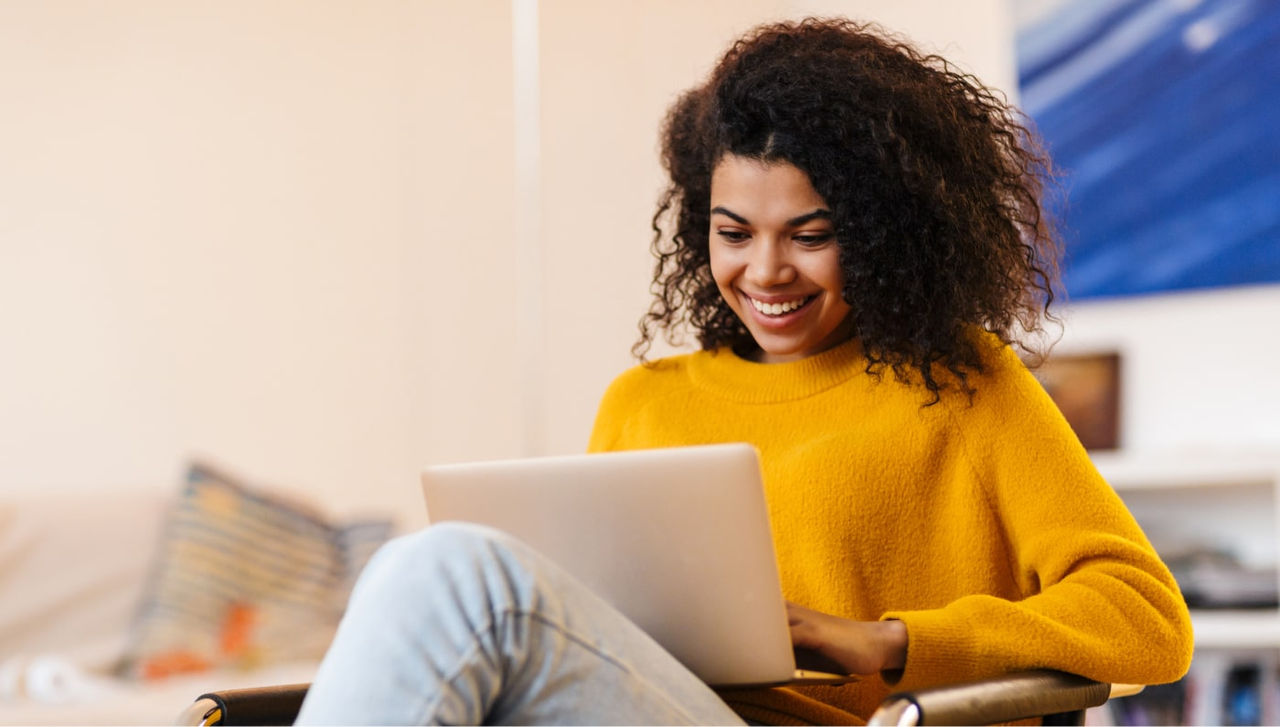 ស្ត្រីនៅលើកុំព្យូទ័រ