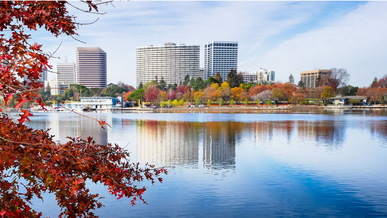 ការិយាល័យកណ្តាល PG&E នៅ Oakland, CA។ បឹង Merritt ស្ថិតនៅផ្នែកមុខ។