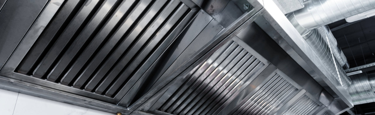 노트북으로 작업하는 여성