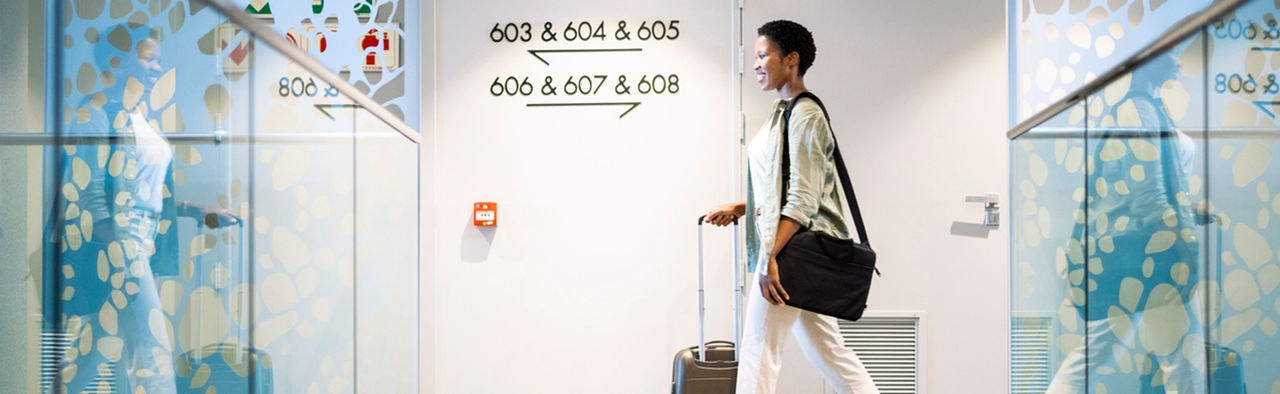 ਲੈਪਟਾਪ 'ਤੇ ਕੰਮ ਕਰ ਰਹੀ ਔਰਤ