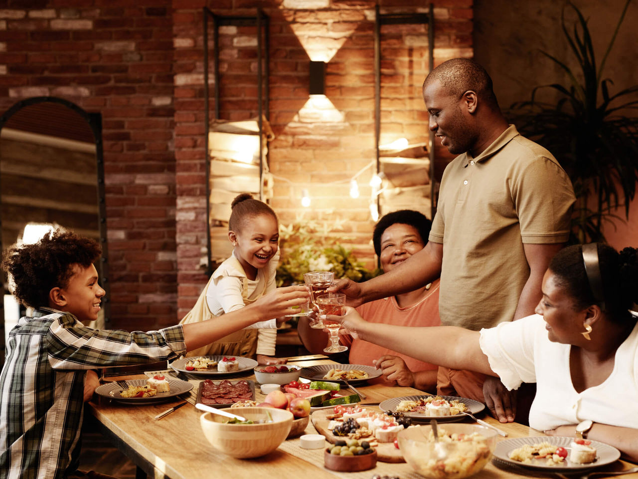 Uma família sentada à mesa de jantar com comida.