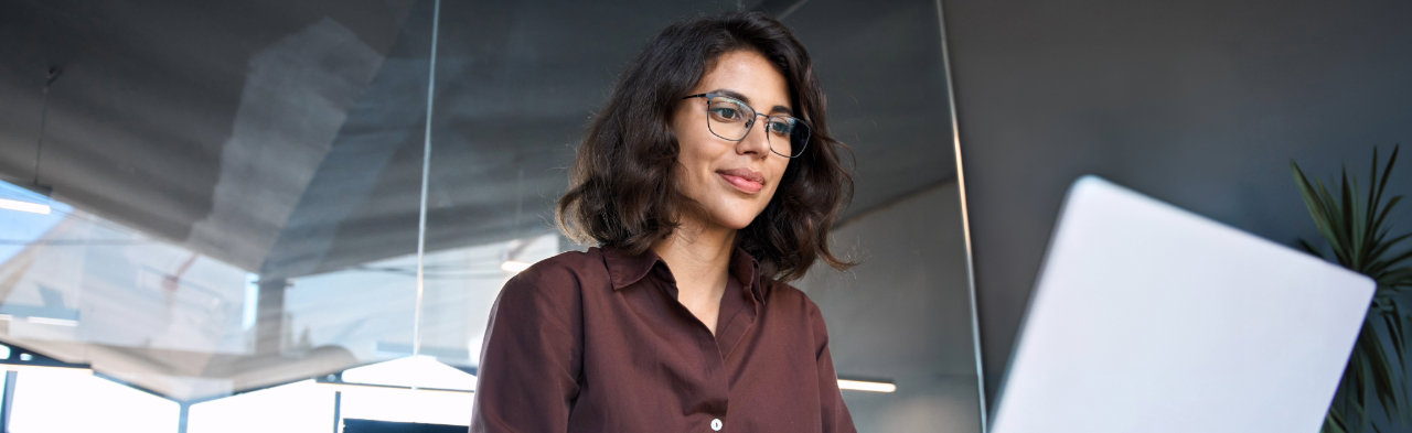 mulher a trabalhar num computador portátil