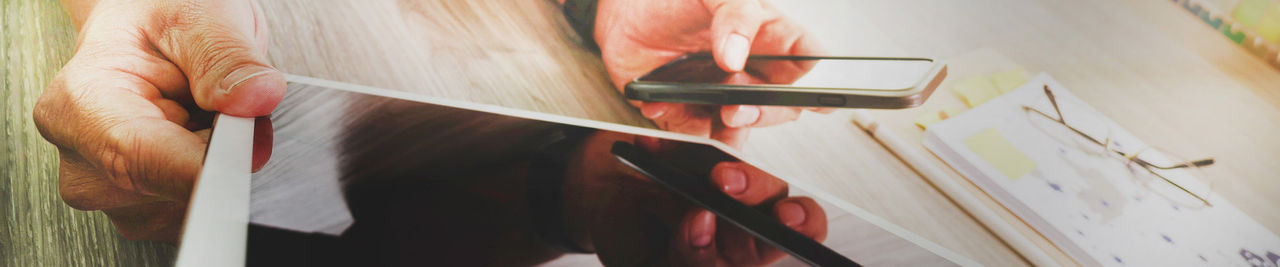 женщина работает на ноутбуке