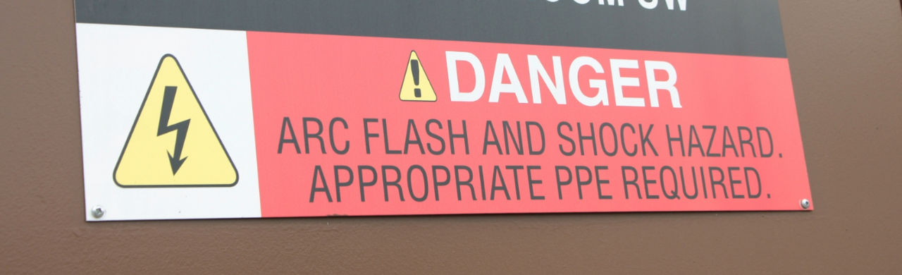 Panganib. Arc flash at shock hazard. Kinakailangan ang naaangkop na PPE. 