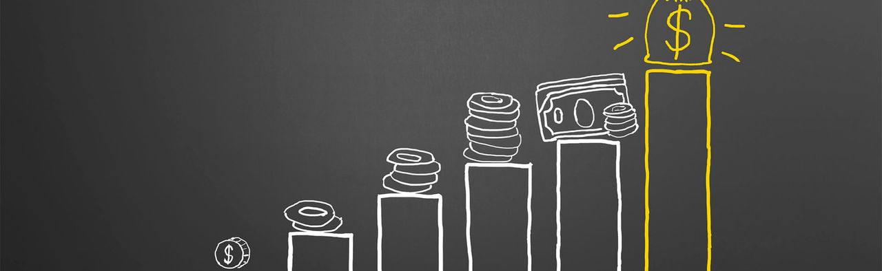 người phụ nữ đang làm việc trên máy tính xách tay