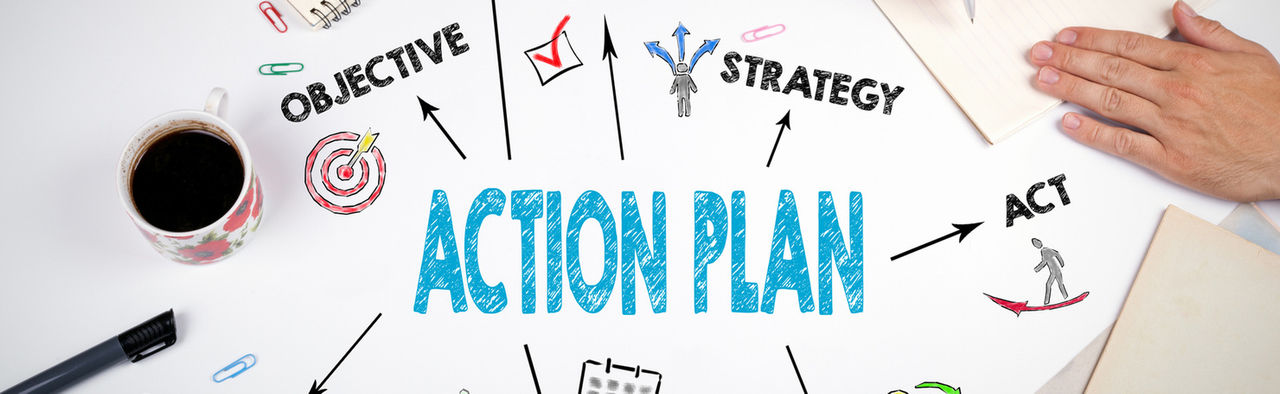 người phụ nữ đang làm việc trên máy tính xách tay