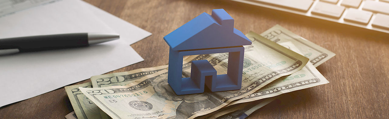 使用筆記型電腦工作的女性